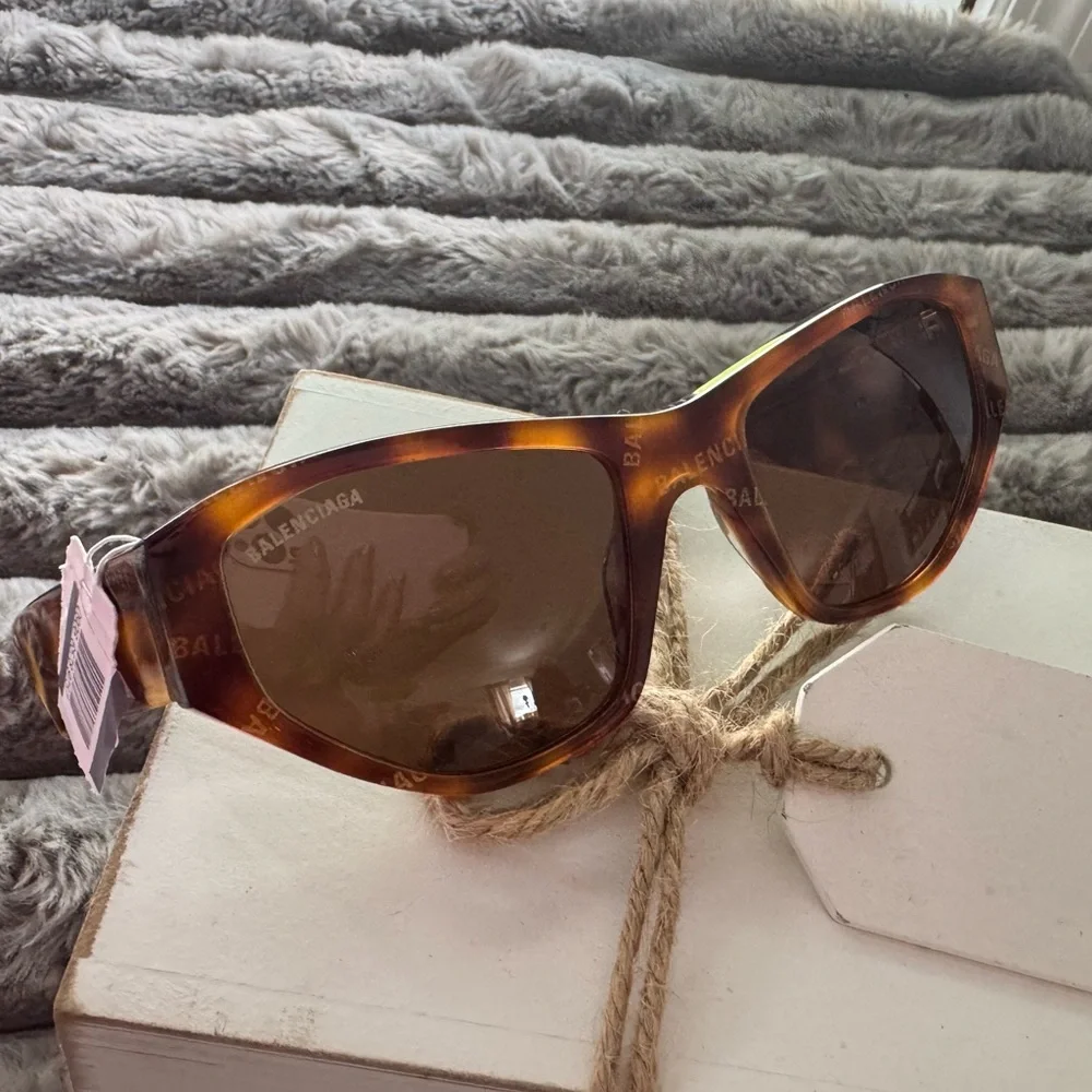 Balenciaga‎ Cat-Eye Sunglasses – Tortoiseshell Logo Frame - Picture 3 of 12